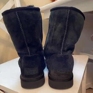 UGG CLASSIC SHORT BOOT